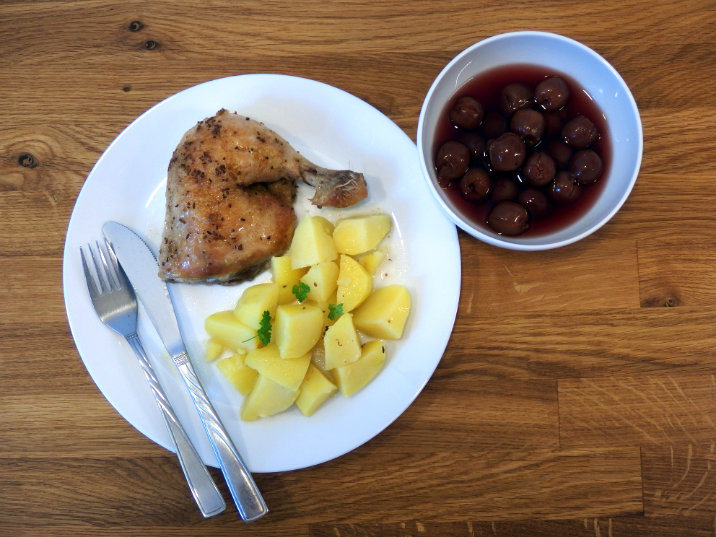 ovoce třešňový kompot a pečené kuře